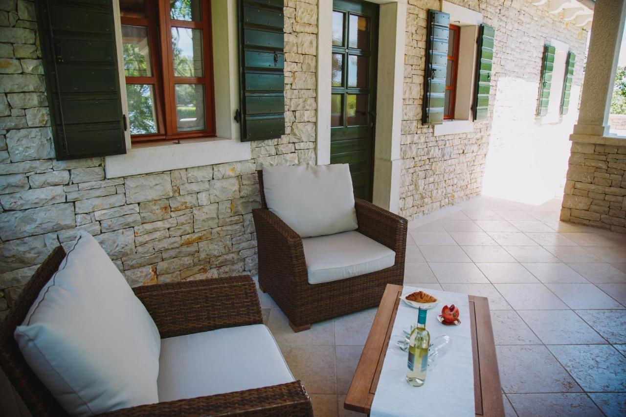 Villa Kringa Tinjan Exterior photo